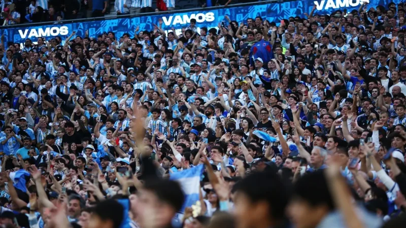 Los hinchas de la Selección Argentina insultaron al Chiqui Tapia en la despedida de Messi