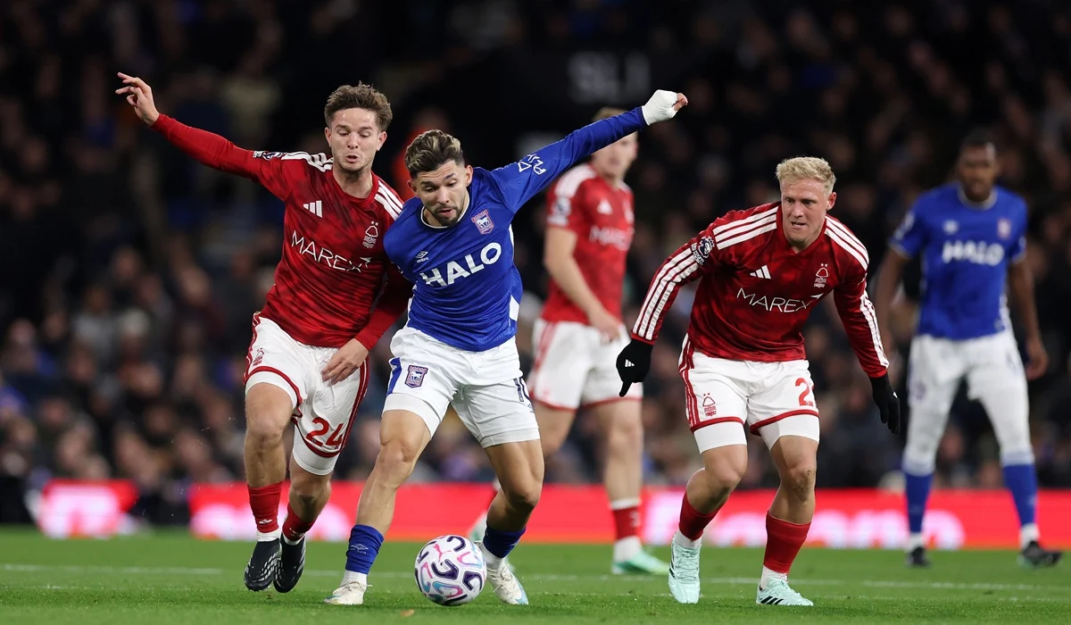 Nottingham Forest buscó más y apenas empató con Ipswich Town