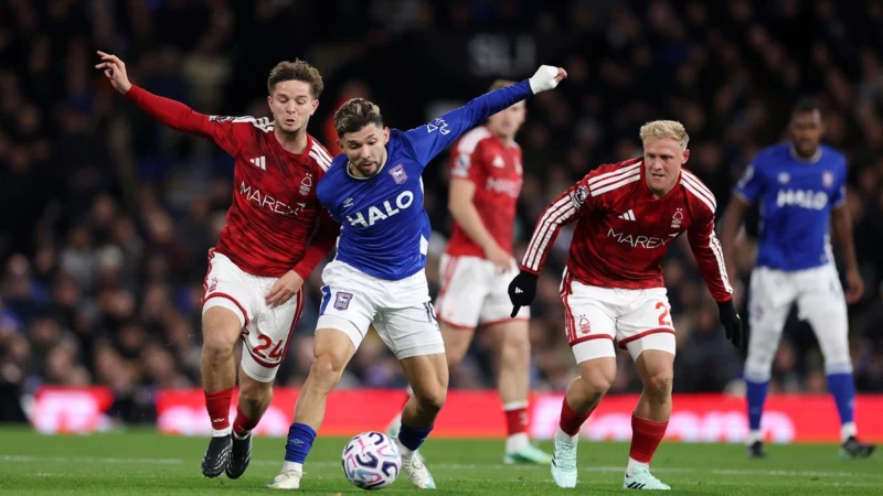 Nottingham Forest buscó más y apenas empató con Ipswich Town