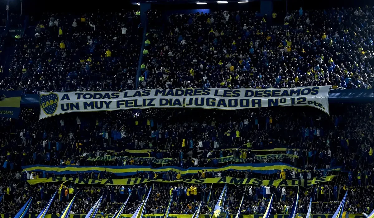 La hinchada de Boca le dedicó una bandera a las madres por su día en el partido ante Talleres