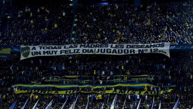 La hinchada de Boca le dedicó una bandera a las madres por su día en el partido ante Talleres