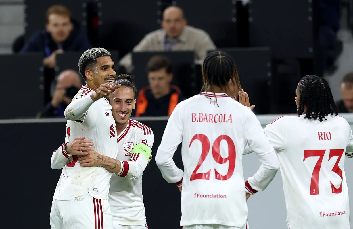 Ronald Araújo metió su primer gol con la camiseta de Liverpool