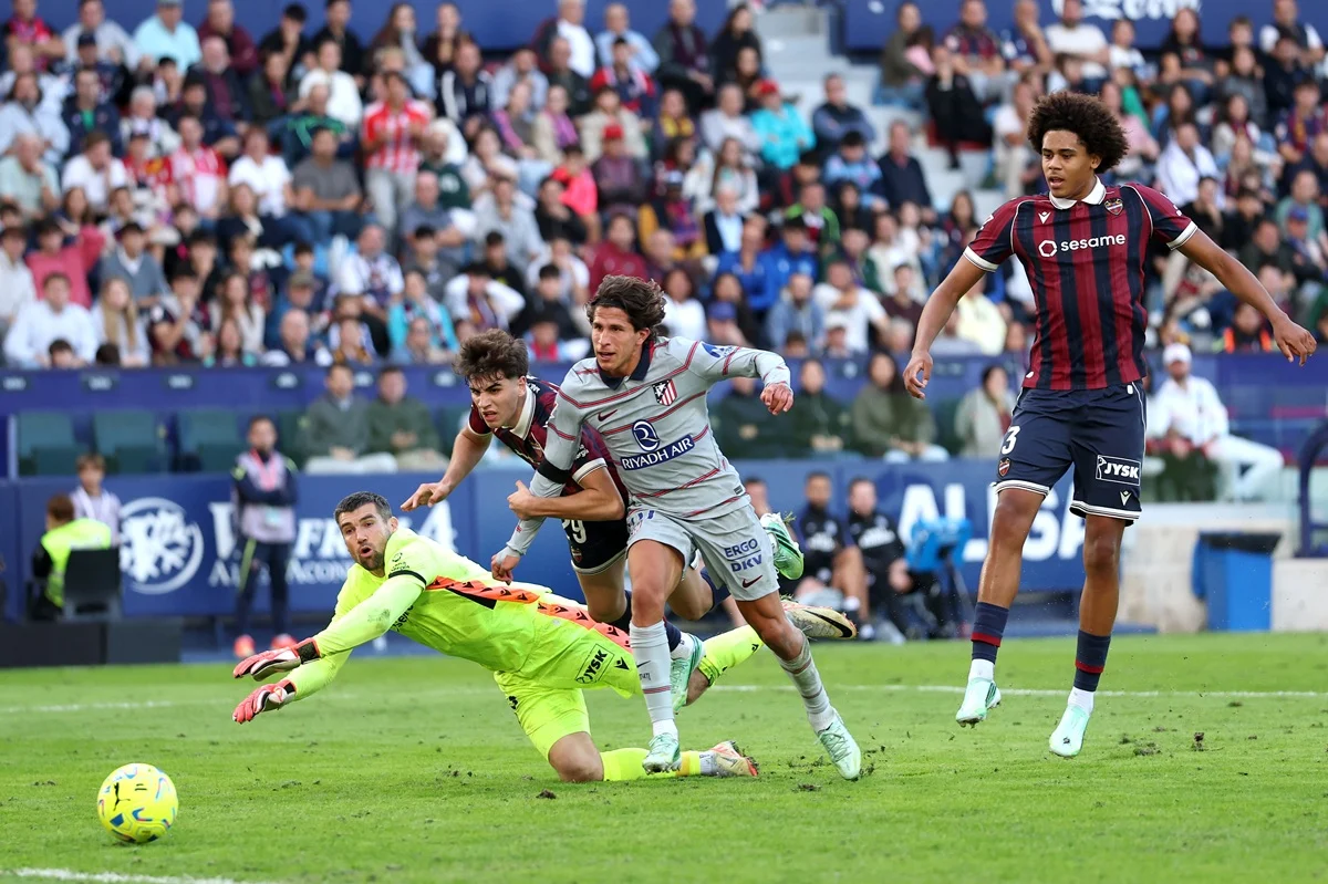 Atlético de Madrid ganó en Levante y es el nuevo líder de La Liga de España
