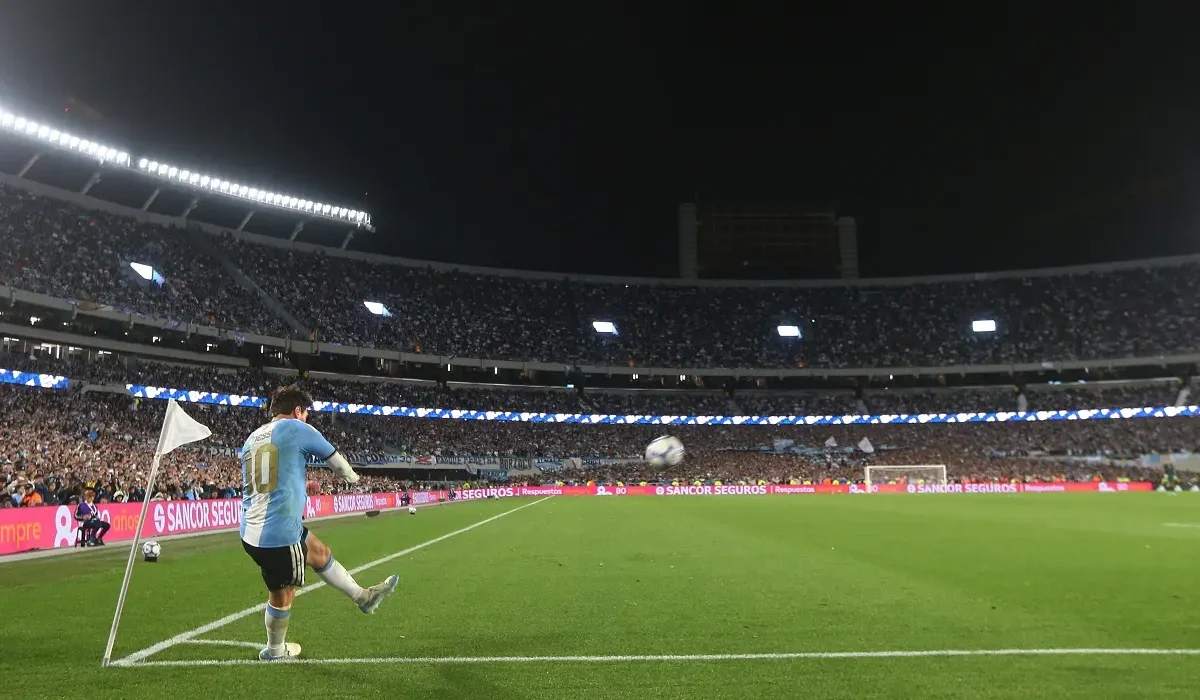 Messi firmó su asistencia 69 con Argentina y Otamendi marcó su noveno gol con la Selección ante Benín