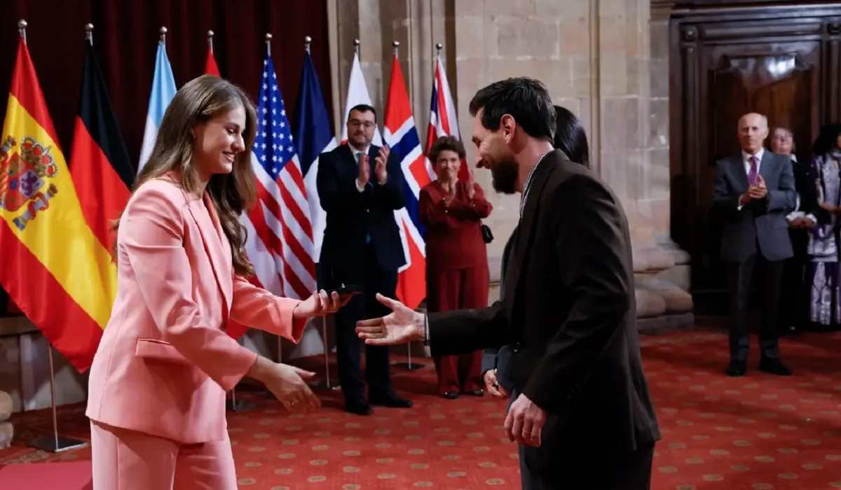 Lionel Messi recibió la insignia del Premio Princesa de Asturias 2026 de manos de Leonor de Borbón