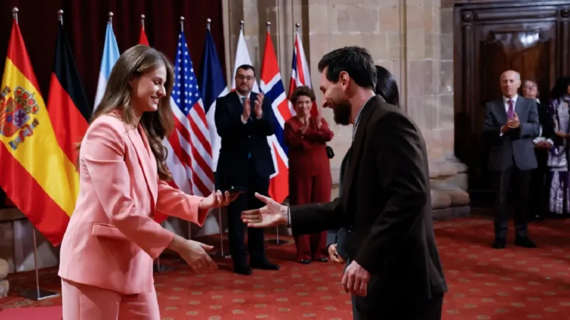 Lionel Messi recibió la insignia del Premio Princesa de Asturias 2026 de manos de Leonor de Borbón
