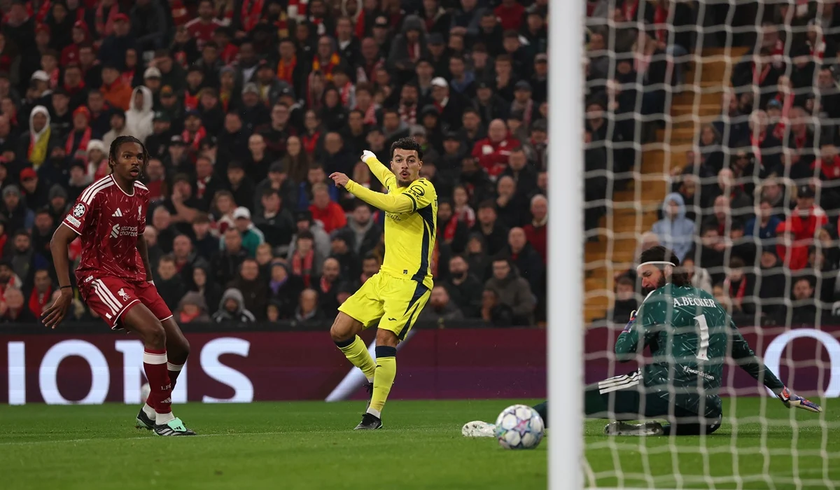 Villarreal sorprendió en Anfield con blooper de Van Dijk para el gol de Mikautadze