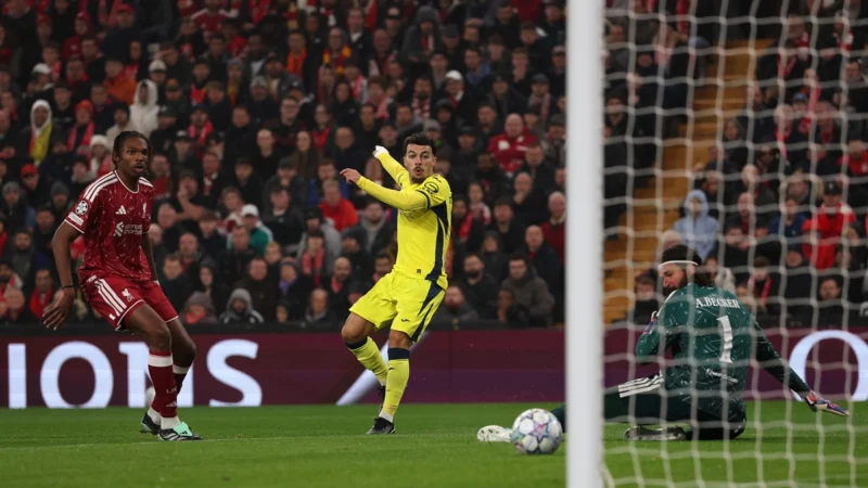 Villarreal sorprendió en Anfield con blooper de Van Dijk para el gol de Mikautadze