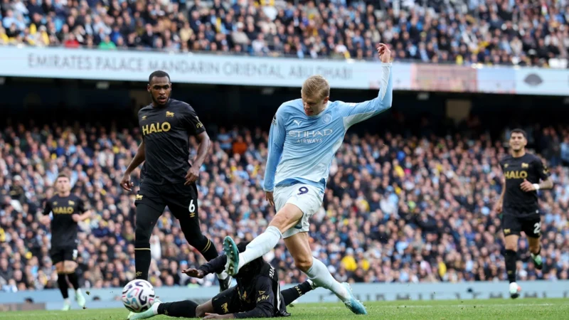 Erling Haaland sigue imparable con 12 goles en 10 partidos de la temporada para Manchester City