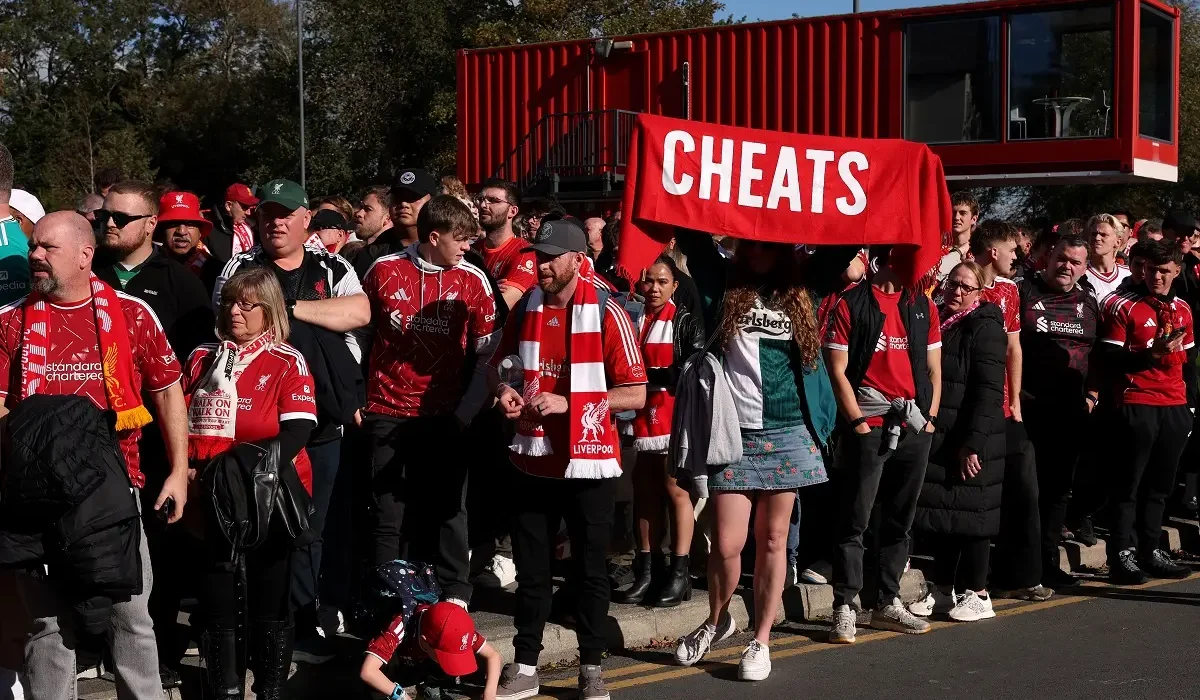Clima hostil en Liverpool para Manchester City: aparecieron banderas y remeras de ´tramposos´