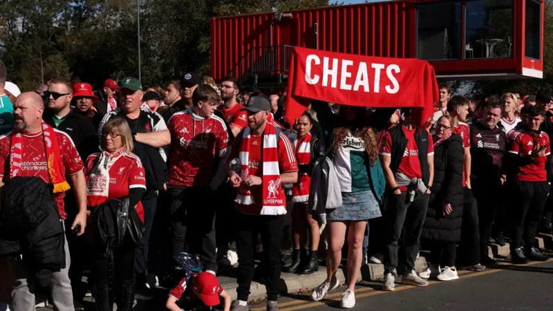 Clima hostil en Liverpool para Manchester City: aparecieron banderas y remeras de ´tramposos´