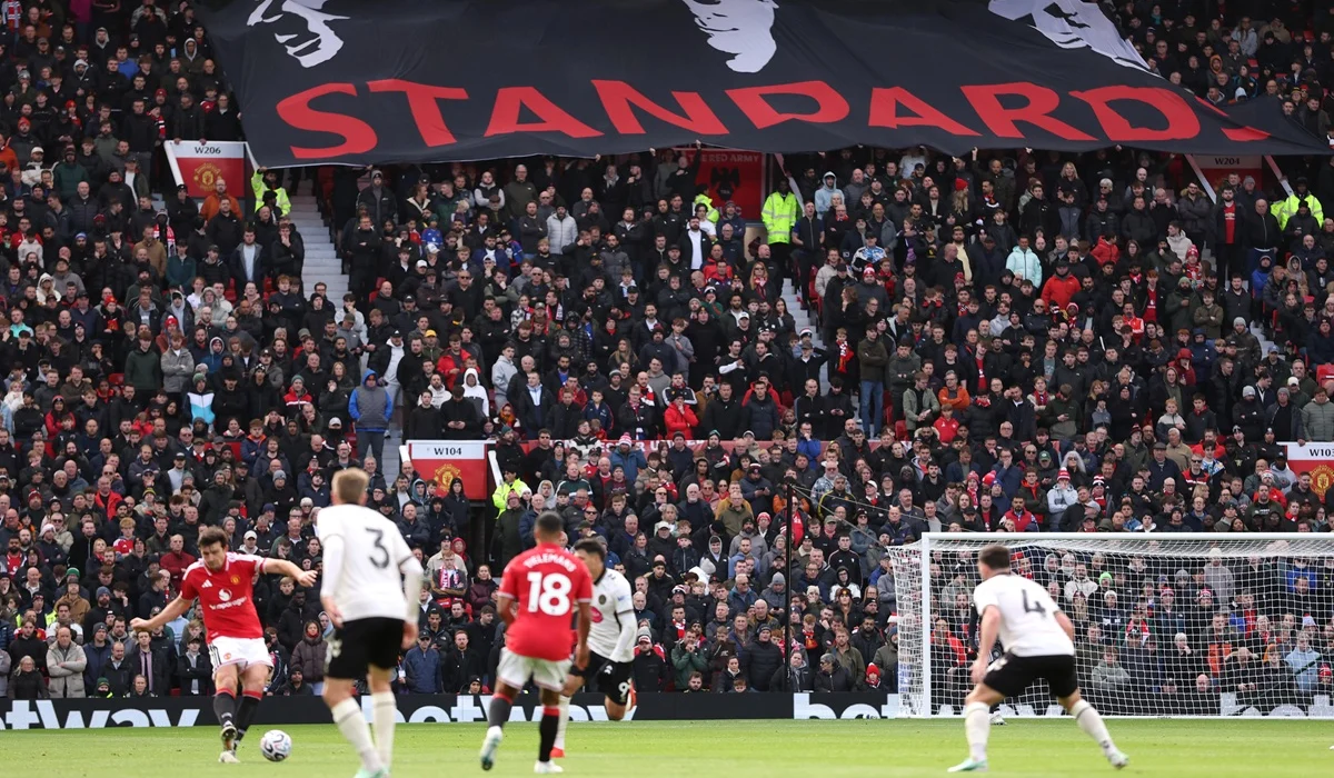 Old Trafford respaldó a Michael Carrick y despidió con abucheos a los futbolistas de Manchester United
