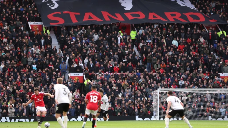 Old Trafford respaldó a Michael Carrick y despidió con abucheos a los futbolistas de Manchester United