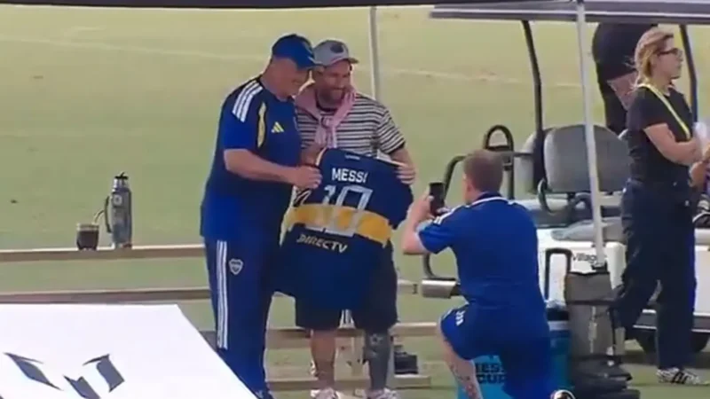 Boca le regaló una camiseta a Lionel Messi en la Messi Cup