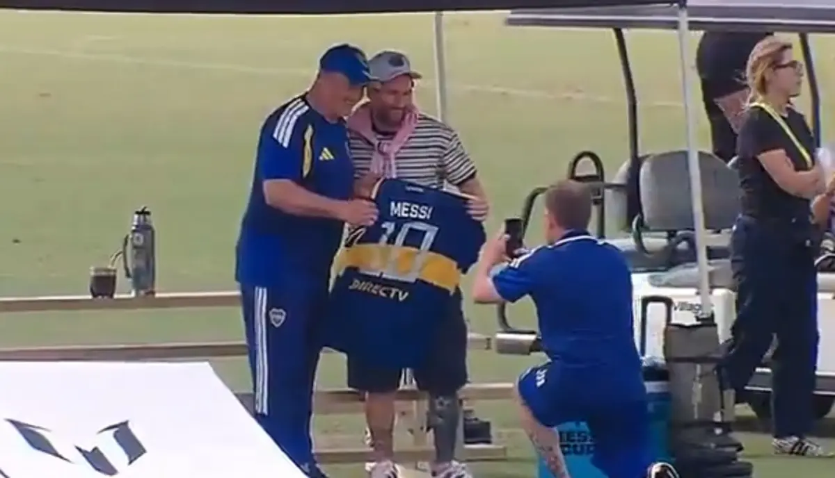 Boca le regaló una camiseta a Lionel Messi en la Messi Cup