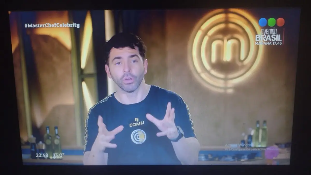 Nazareno Casero llevó la camiseta de Comunicaciones a MasterChef Celebrity