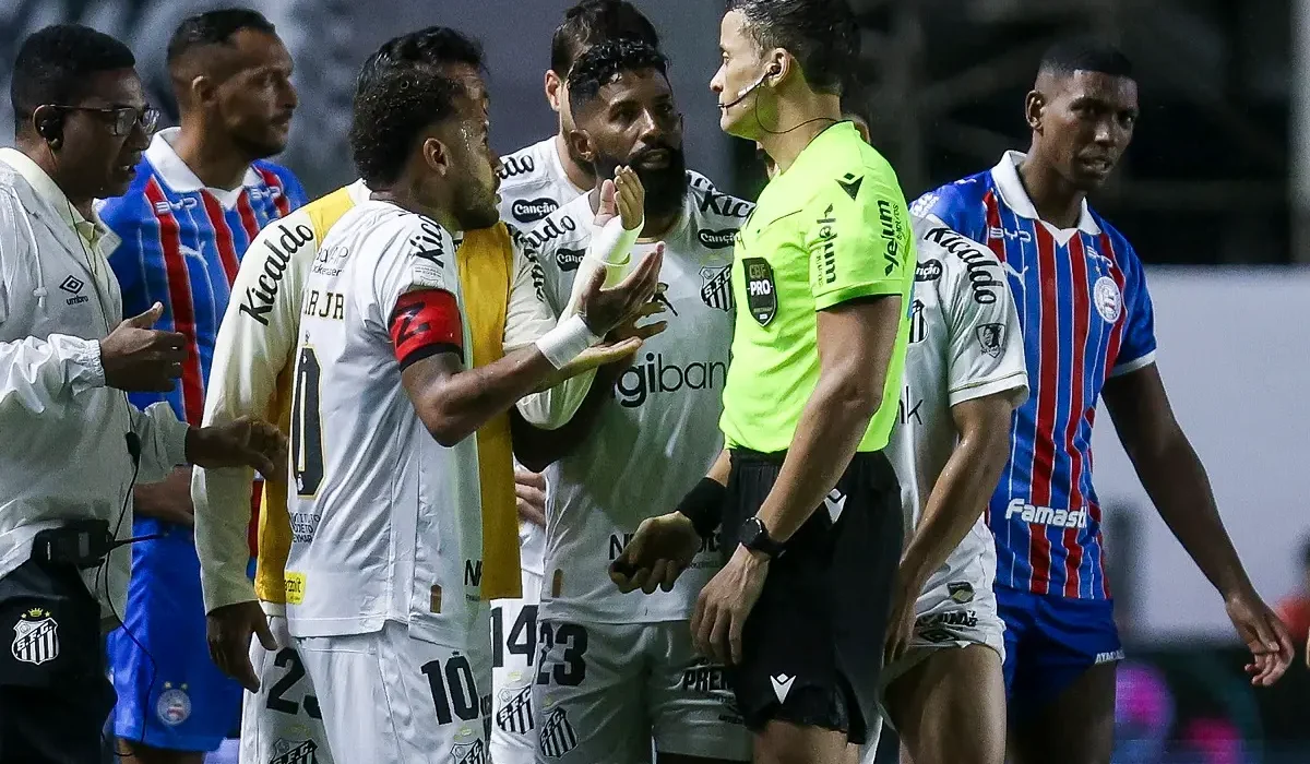 Neymar fue expulsado en Santos por taparse la boca y sufrió la Ley Prestianni en Brasil