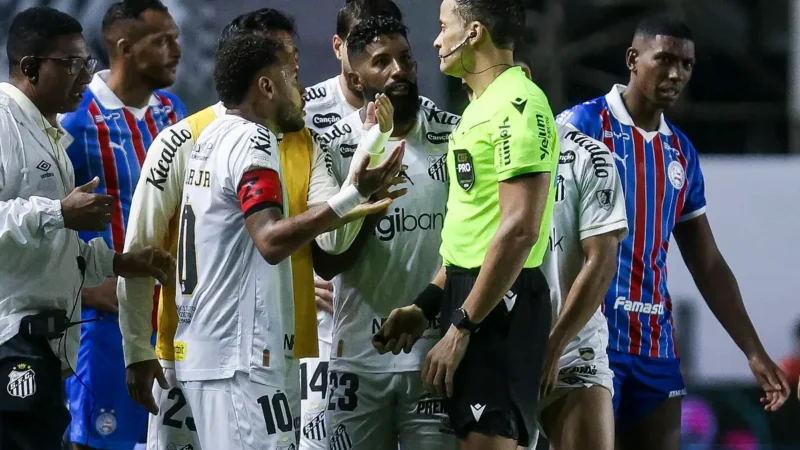Neymar fue expulsado en Santos por taparse la boca y sufrió la Ley Prestianni en Brasil
