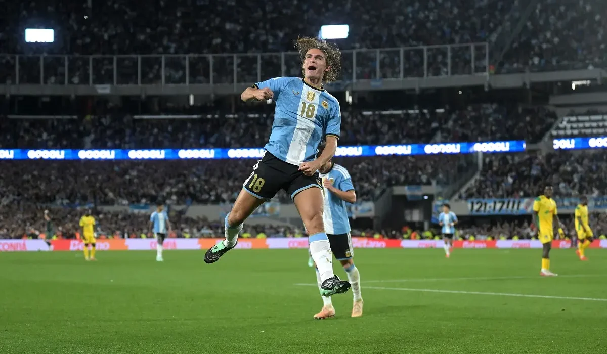 Nico Paz marcó su tercer gol consecutivo con Argentina y Messi llegó a 70 asistencias