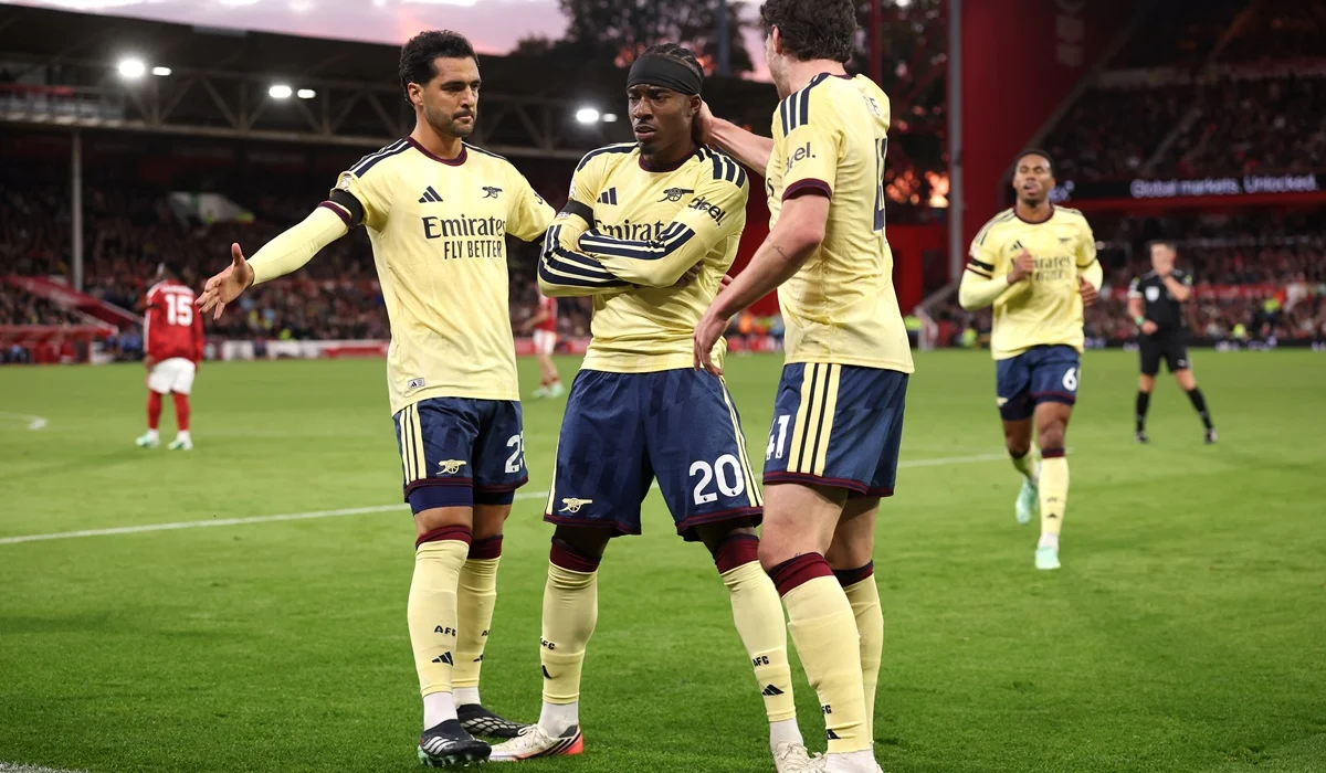 Arsenal derrotó a Nottingham Forest y quedó como escolta del City