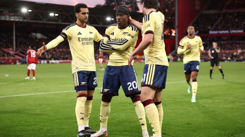 Arsenal derrotó a Nottingham Forest y quedó como escolta del City