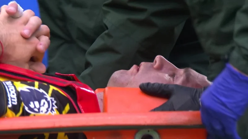 Dibu Martínez fue hospitalizado tras su fuerte golpe en Everton vs Chelsea