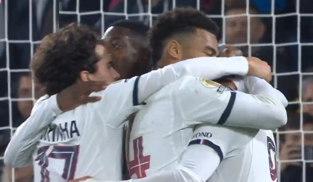 PSG remontó en abrir y cerrar de ojos ante Estrasburgo para alcanzar a Monaco en la cima de la Ligue 1