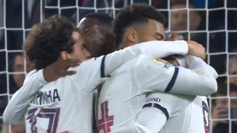 PSG remontó en abrir y cerrar de ojos ante Estrasburgo para alcanzar a Monaco en la cima de la Ligue 1