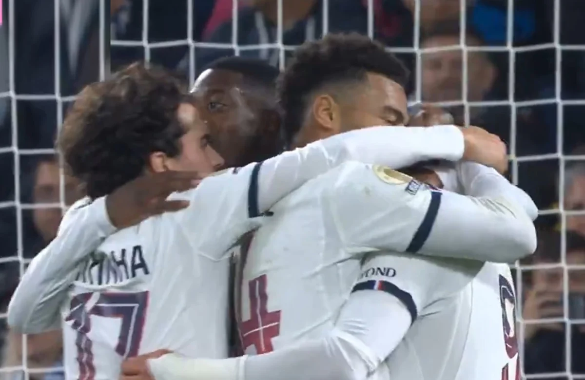 PSG remontó en abrir y cerrar de ojos ante Estrasburgo para alcanzar a Monaco en la cima de la Ligue 1