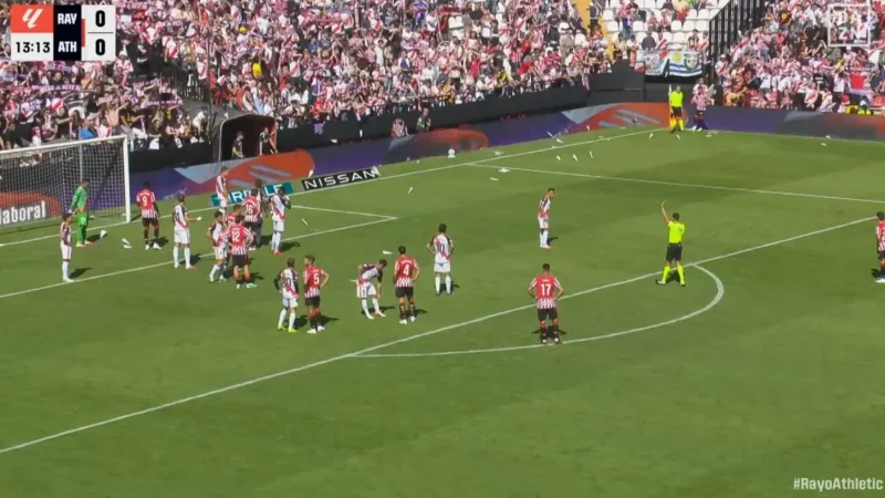 Insólito: Rayo Vallecano – Athletic se detuvo por 8 minutos por una lluvia de avioncitos de papel