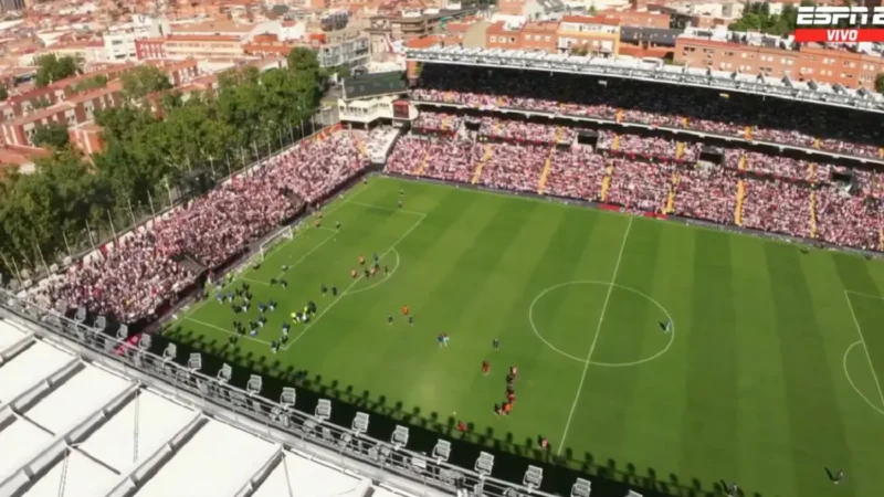 Inédito: el árbitro mandó a los jugadores del Rayo y Athletic al vestuario por los avioncitos de papel