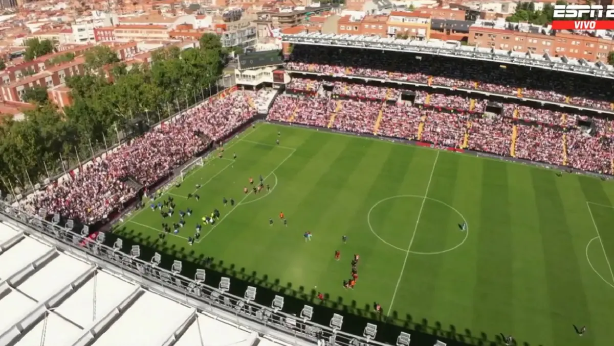 Inédito: el árbitro mandó a los jugadores del Rayo y Athletic al vestuario por los avioncitos de papel