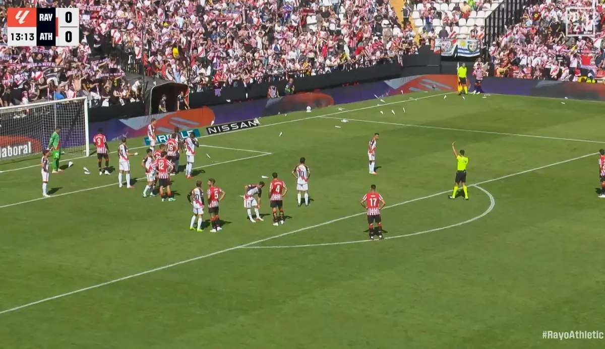 Insólito: Rayo Vallecano – Athletic se detuvo por una lluvia de avioncitos de papel