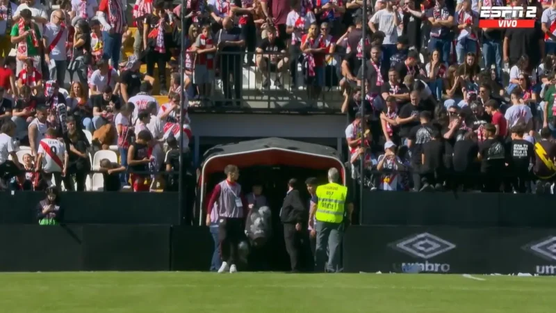 Rayo – Athletic se reanudará con una advertencia: si tiran más avioncitos de papel, se suspenderá