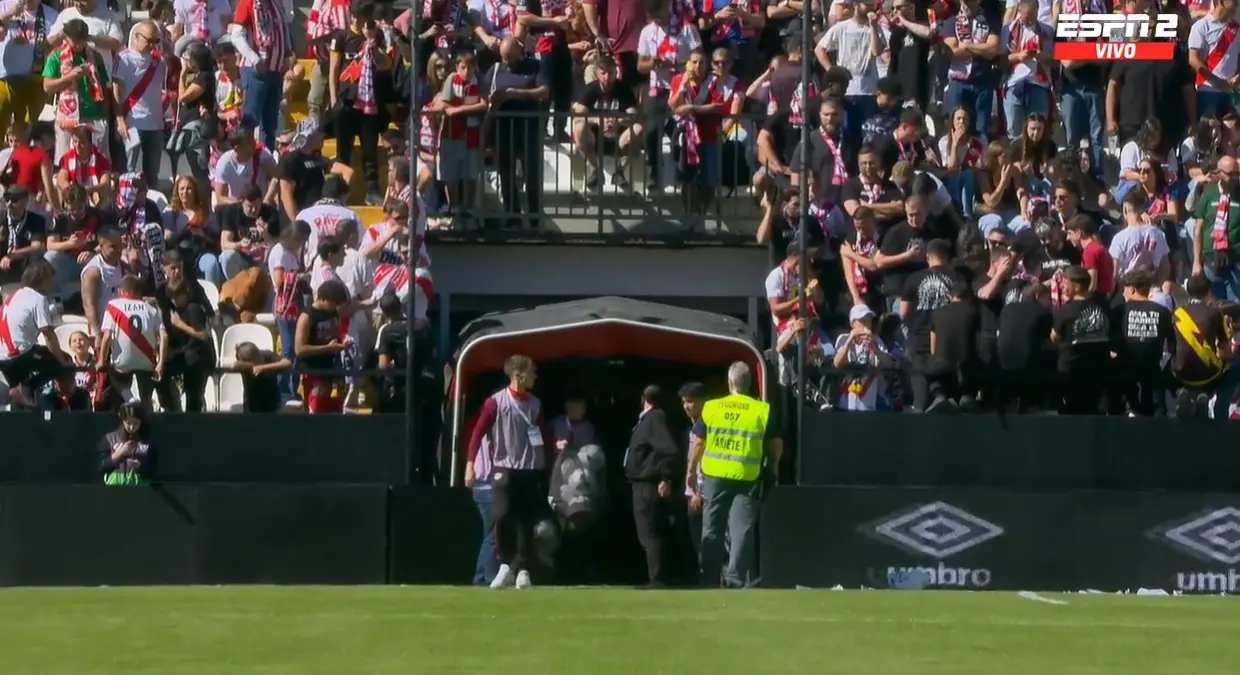 Rayo – Athletic se reanudará con una advertencia: si tiran más avioncitos de papel, se suspenderá