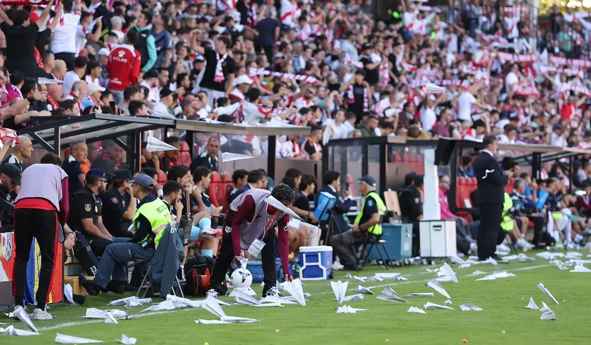 ¿Qué decían los avioncitos de papel que suspendieron el Rayo Vallecano-Athletic?
