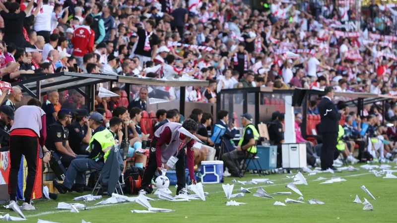 ¿Qué decían los avioncitos de papel que suspendieron el Rayo Vallecano-Athletic?