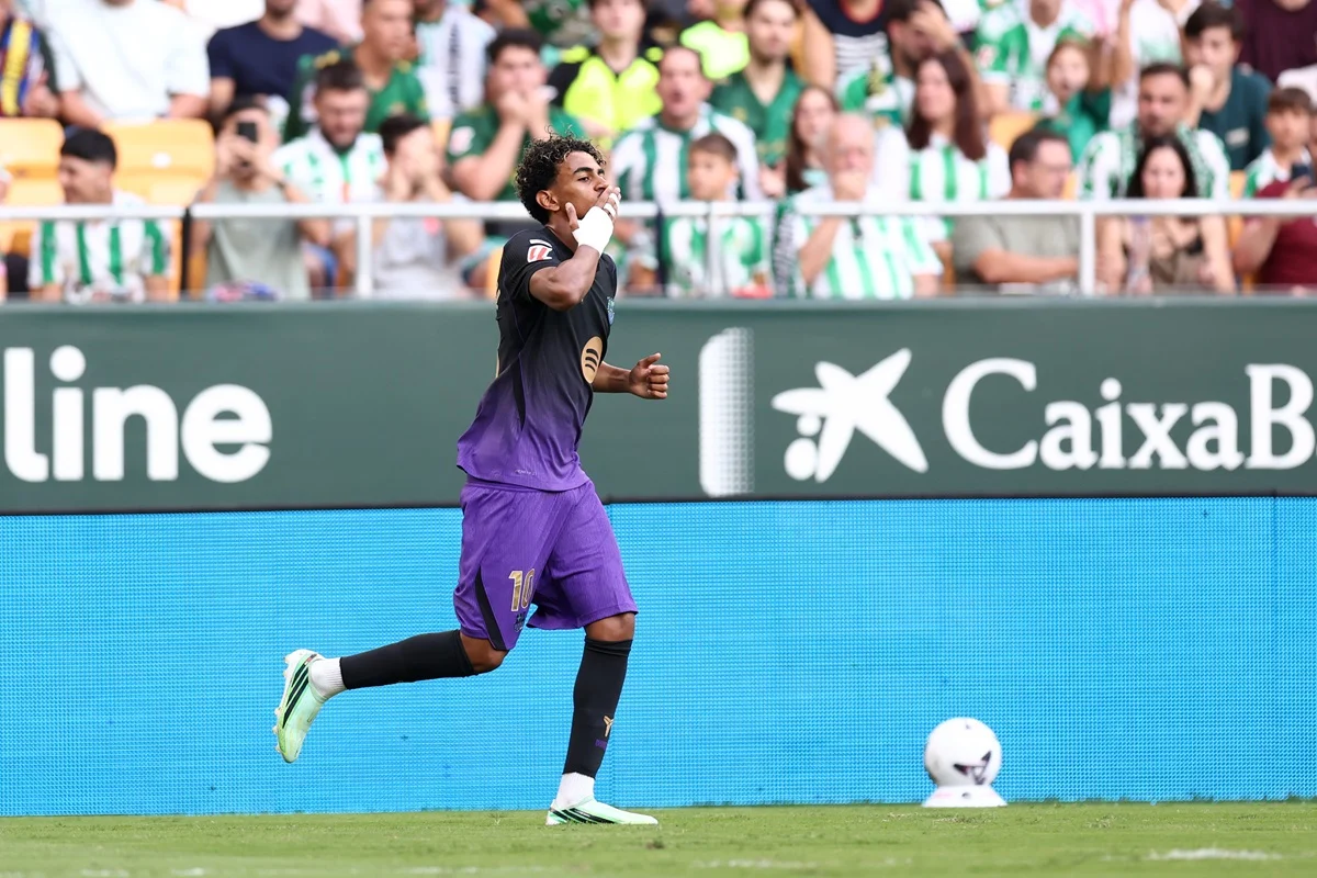 Lamine Yamal superó a Iniesta y quedó a 2 goles de Cruyff en Barcelona