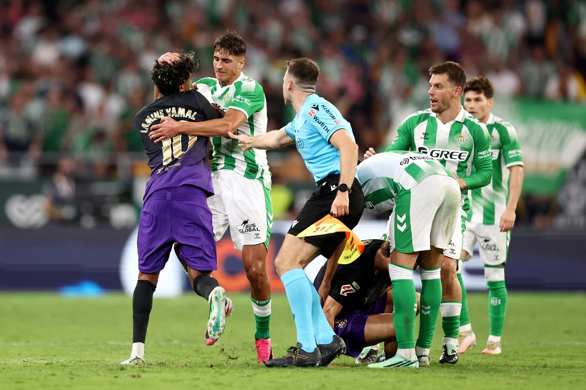 Escándalo en Betis – Barcelona: ¿Era roja para Lamine Yamal?