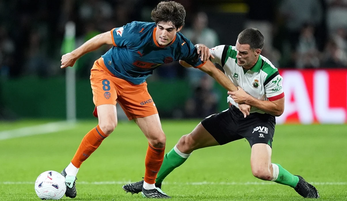 Valencia no pudo despegar y empató con Racing de Santander en La Liga