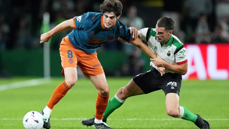 Valencia no pudo despegar y empató con Racing de Santander en La Liga