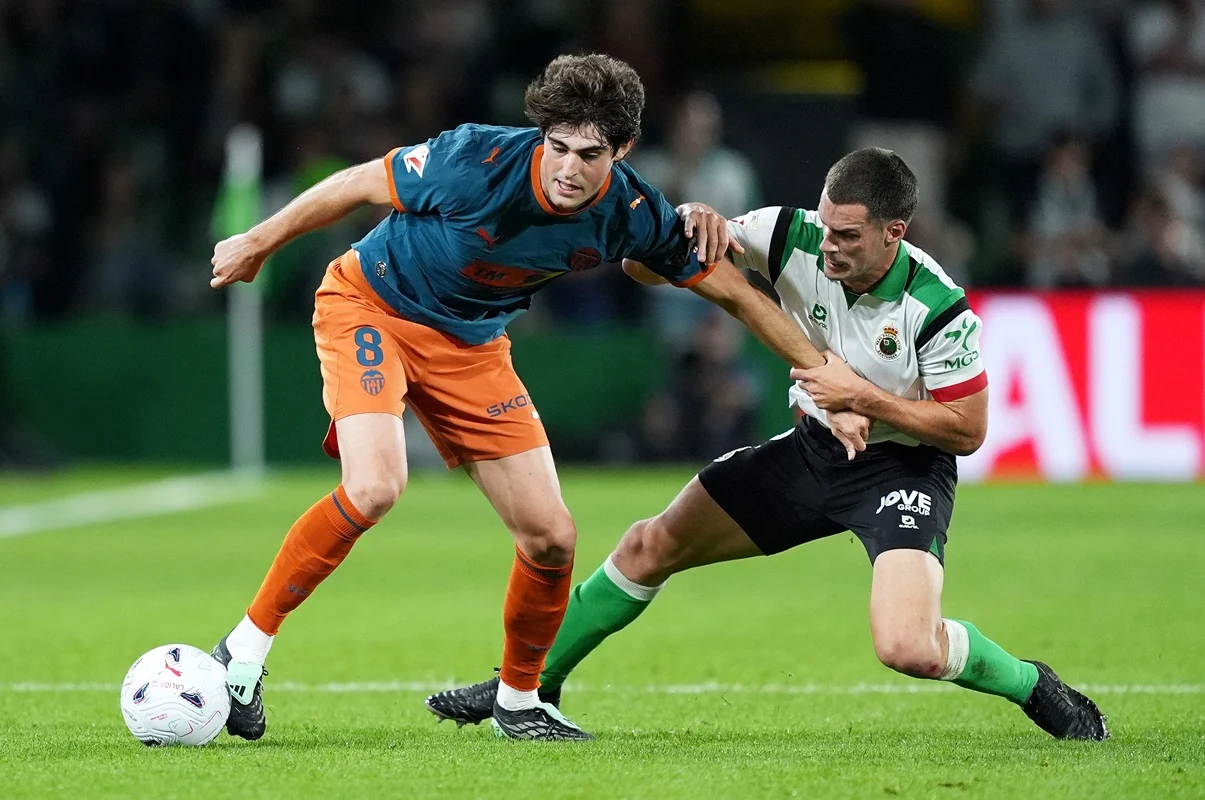 Valencia no pudo despegar y empató con Racing de Santander en La Liga