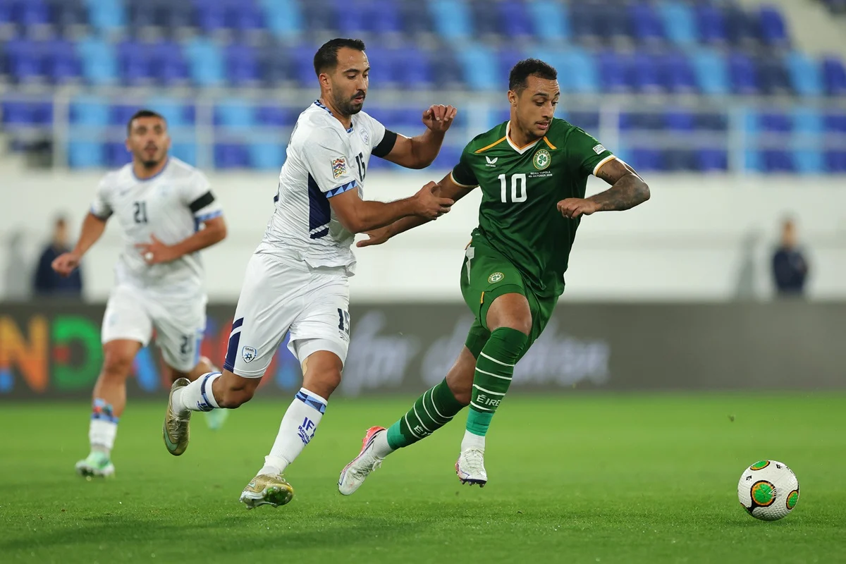 Irlanda empató con Israel en un partido que se jugó más afuera que adentro