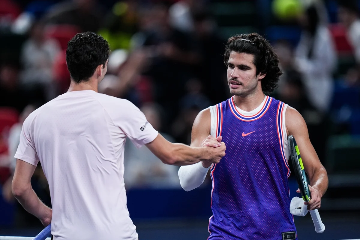 Carlos Alcaraz venció a Juan Manuel Cerúndolo en una jornada a pura derrota de argentinos en el Masters de Shanghái
