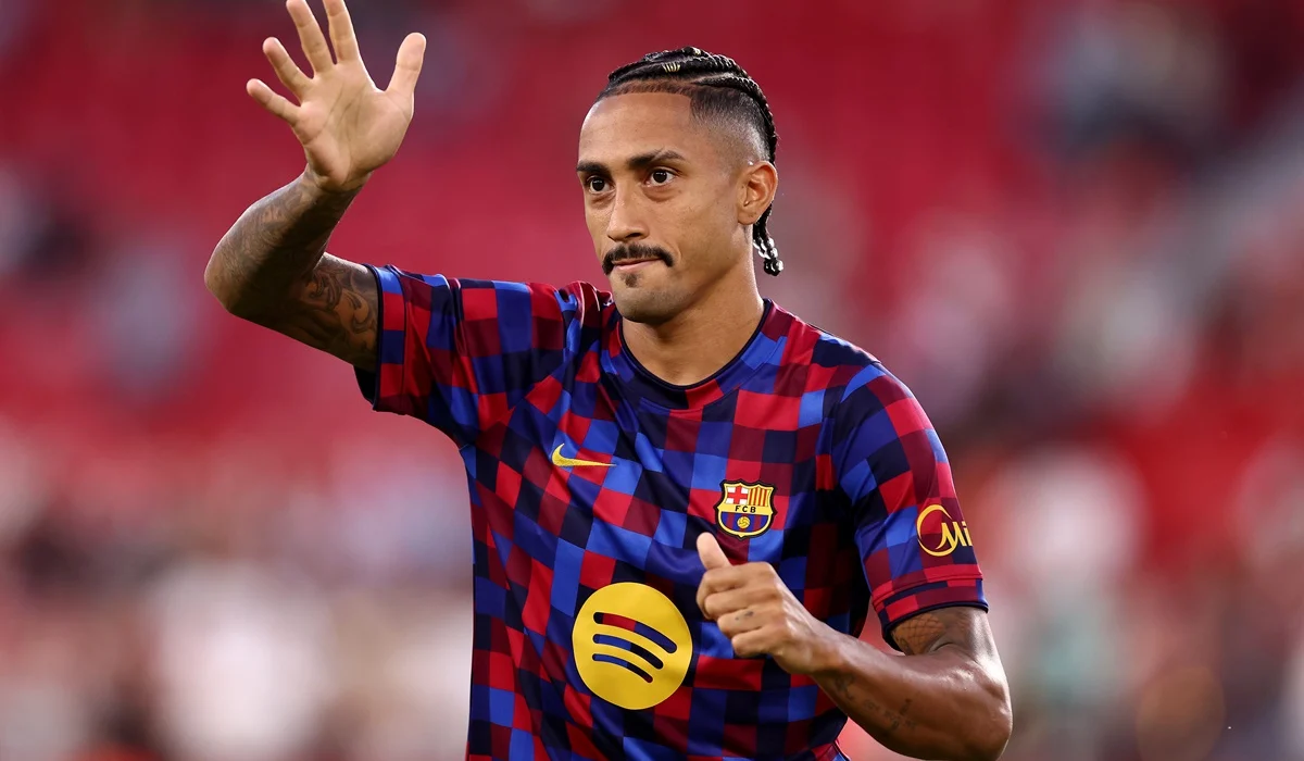 Raphinha vuelve a ser titular en Barcelona después de un mes
