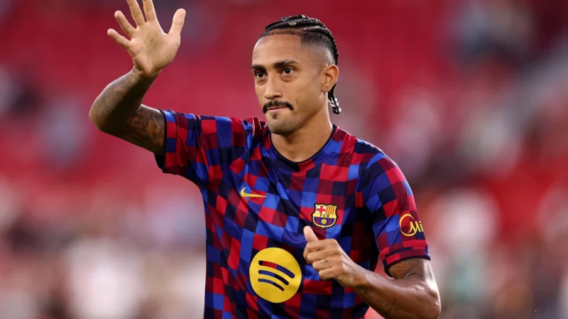 Raphinha vuelve a ser titular en Barcelona después de un mes