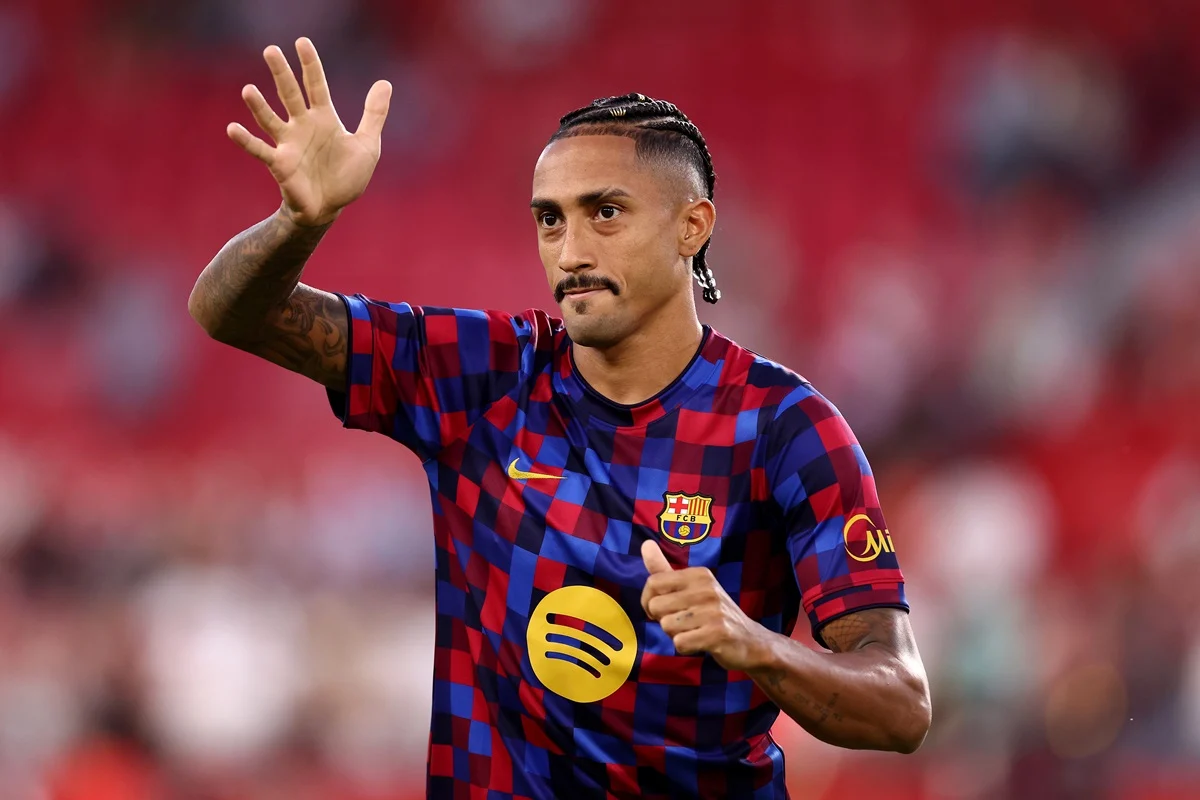 Raphinha vuelve a ser titular en Barcelona después de un mes
