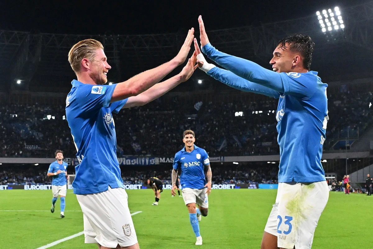 Napoli goleó a Frosinone con una gran actuación de Kevin De Bruyne